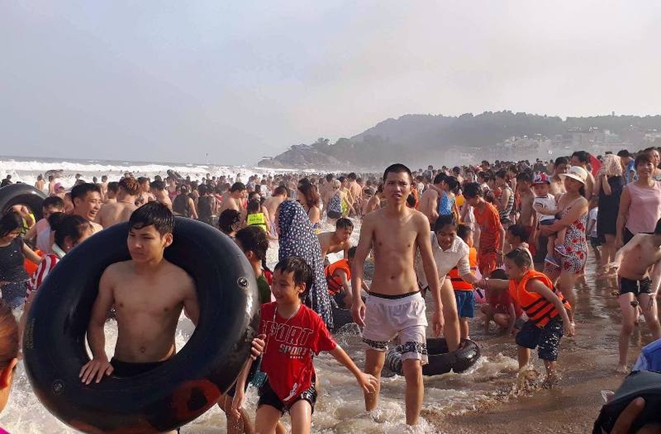 Có những vị trí, bãi tắm gần như không còn chỗ trống, thậm chí, du khách phải chen nhau tắm biển