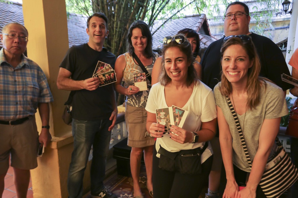 Quán Ăn Ngon phát hành bưu thiếp Thu Vọng Nguyệt quảng bá du lịch - 1 Khách nước ngoài mua Postcard làm quà tặng tại Quán Ăn Ngon.