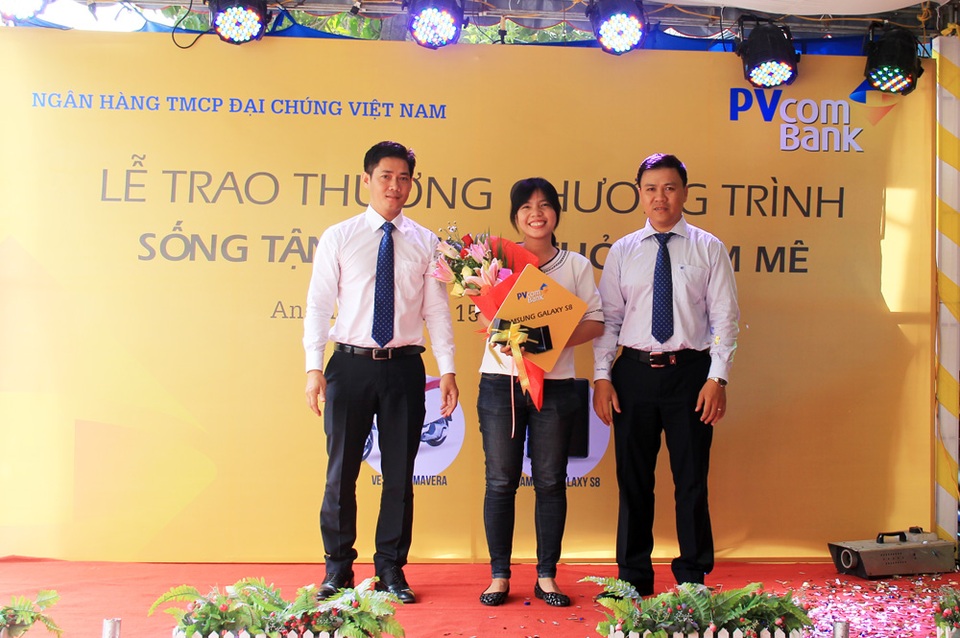 PVcomBank trao giải xe máy Vespa cho khách hàng Long Xuyên - 1 PVcomBank trao giải xe máy Vespa cho khách hàng Long Xuyên - 1