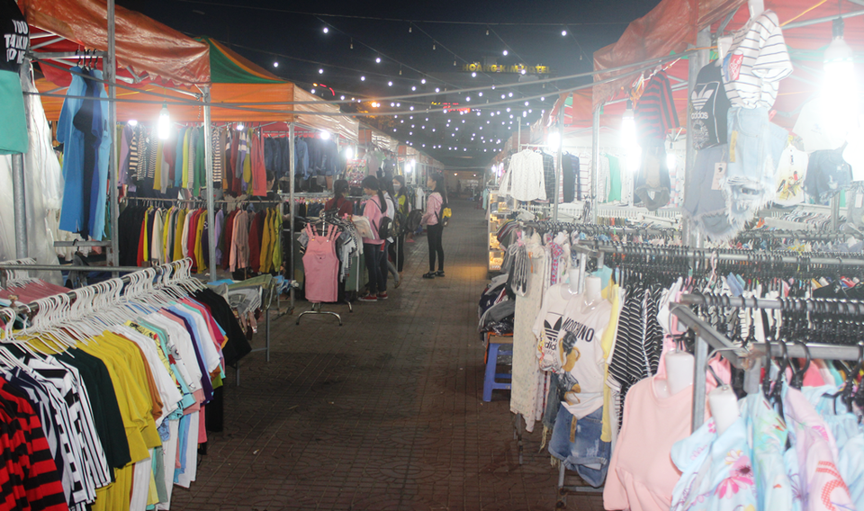 Phú Yên: Tiểu thương bỏ chợ đêm vì buôn bán ế ẩm - 2 Các gian hàng vắng khách mua