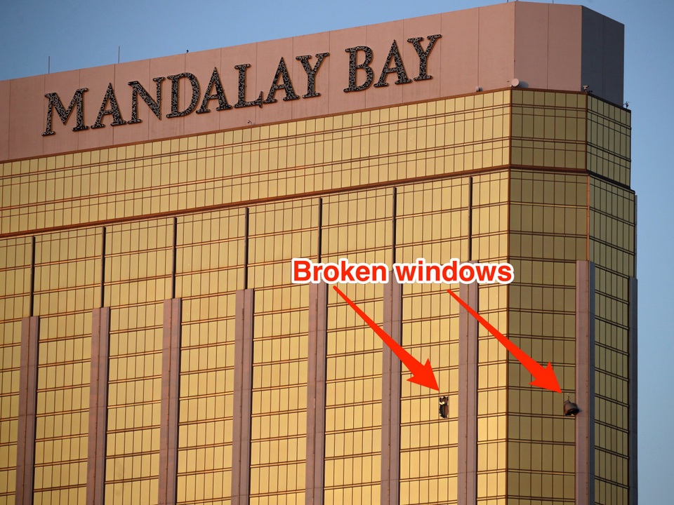Tiết lộ lý do tay súng phá 2 cửa phòng khách sạn ở Las Vegas - 1 Vị trí hai cửa sổ bị đập vỡ tại căn phòng do Stephen Paddock thuê trên tầng 32 của khách sạn Mandalay Bay (Ảnh: Snopes)