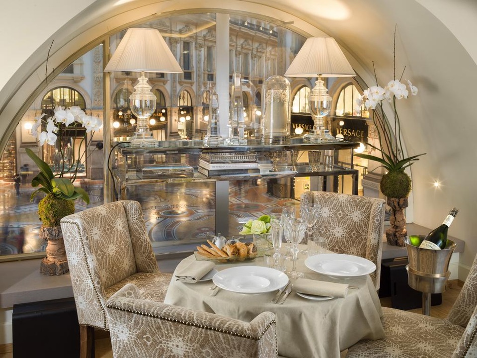 Bộ ga gối dệt vàng ở khách sạn sang chảnh có giá tới 5 tỷ đồng - 3 Một phòng hạng suite của khách sạn