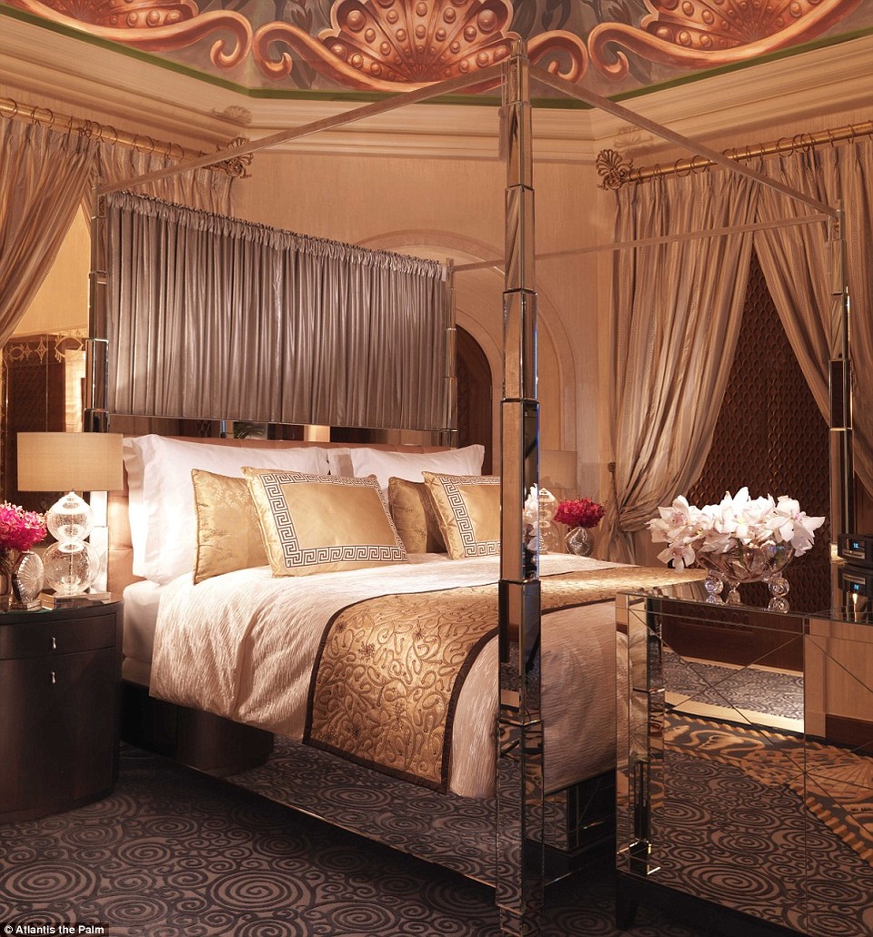 Một trong 3 phòng ngủ của Royal Bridge Suite