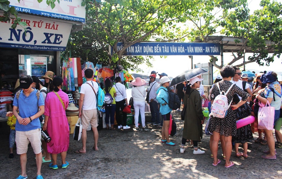 Nha Trang: Du khách “chen chân” ở bến tàu du lịch dịp lễ 30/4 - 1 Du khách ở bến tàu Cầu Đá, TP Nha Trang sáng 29/4