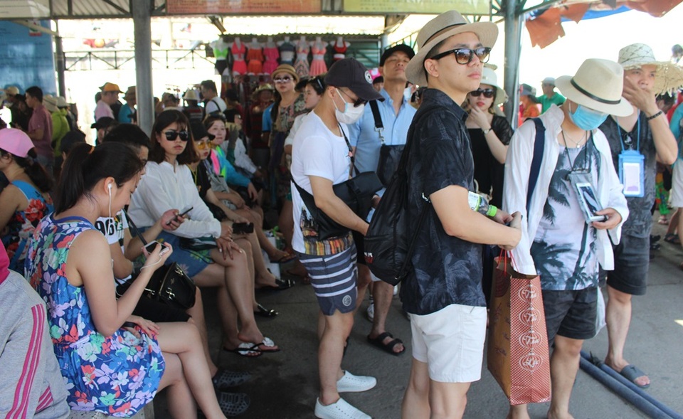 Nha Trang: Du khách “chen chân” ở bến tàu du lịch dịp lễ 30/4 - 9 Du lịch biển đảo ở Nha Trang luôn hút khách vào các dịp lễ trong năm