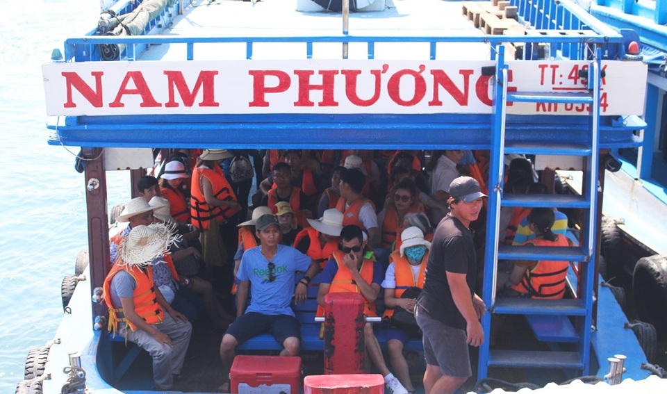 Nha Trang: Du khách “chen chân” ở bến tàu du lịch dịp lễ 30/4 - 7 Nha Trang: Du khách “chen chân” ở bến tàu du lịch dịp lễ 30/4 - 7