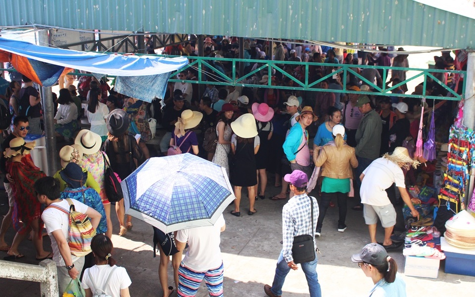 Nha Trang: Du khách “chen chân” ở bến tàu du lịch dịp lễ 30/4 - 2 Nhà chờ hành khách chật như nêm trong ngày đầu kỳ nghỉ lễ kéo dài 4 ngày