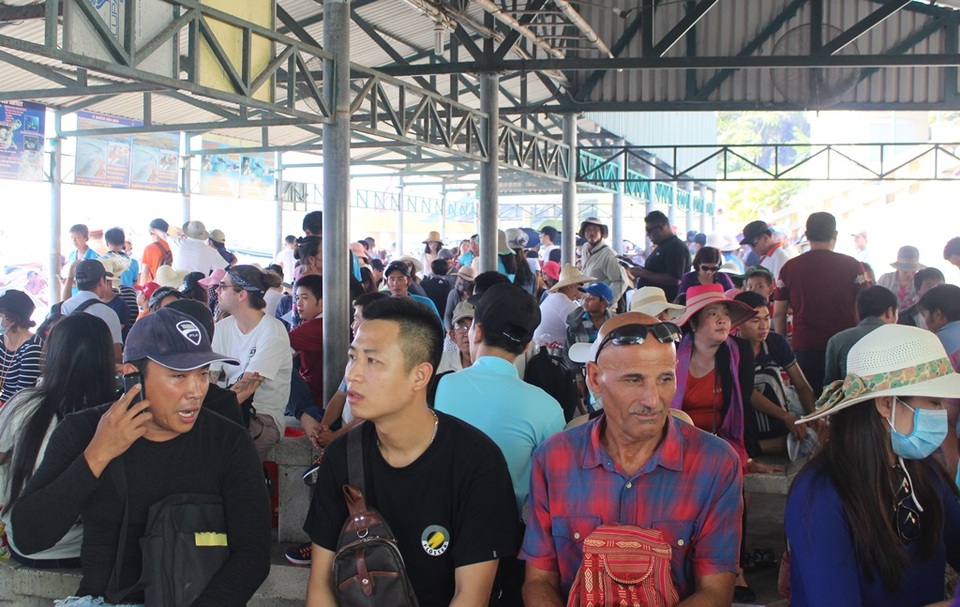 Nha Trang: Du khách “chen chân” ở bến tàu du lịch dịp lễ 30/4 - 3 Du khách đợi ca nô đi tham quan các đảo trên Vịnh Nha Trang
