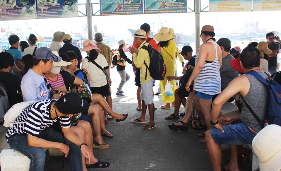 Nha Trang: Du khách “chen chân” ở bến tàu du lịch dịp lễ 30/4 - 5 Nha Trang: Du khách “chen chân” ở bến tàu du lịch dịp lễ 30/4 - 5