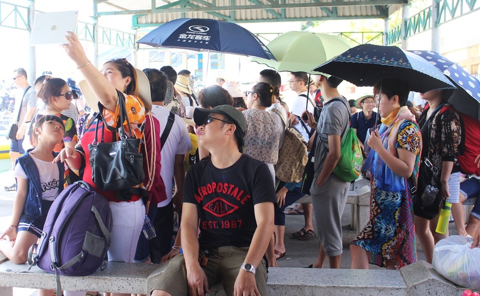 Nha Trang: Du khách “chen chân” ở bến tàu du lịch dịp lễ 30/4 - 6 Theo một đại diện bến tàu, lượng khách sẽ còn tăng mạnh trong ngày nghỉ lễ tiếp theo, 30/4