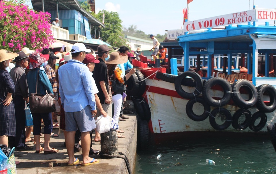 Nha Trang: Du khách “chen chân” ở bến tàu du lịch dịp lễ 30/4 - 8 Nhìn chung, các tàu du lịch đều trang bị đầy đủ áo phao cho du khách