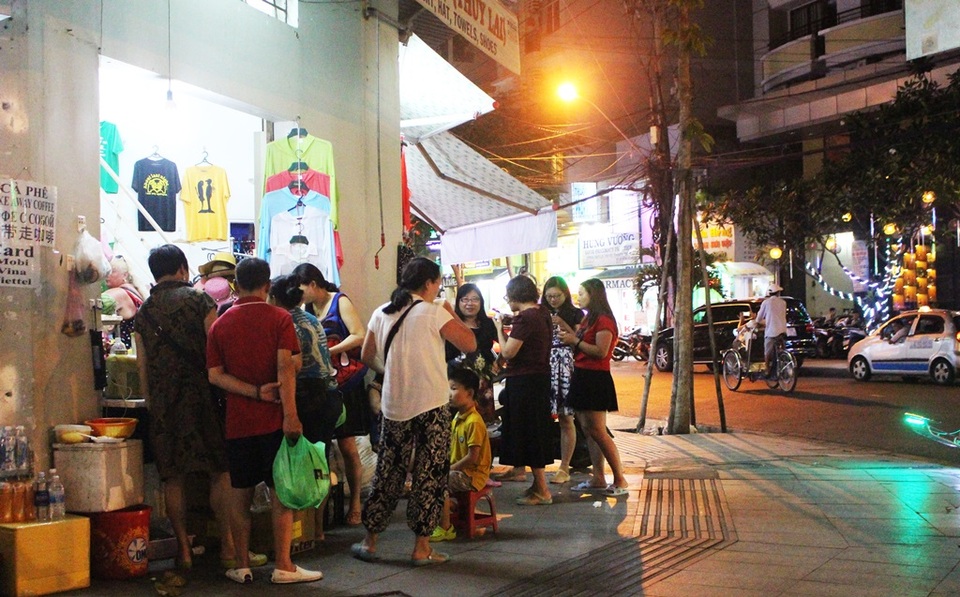 Nha Trang: Khách Trung Quốc nhộn nhịp về đêm trên "phố Tây" - 1 Du khách Trung Quốc bên một hàng quán ven đường ở phố Tây Nha Trang