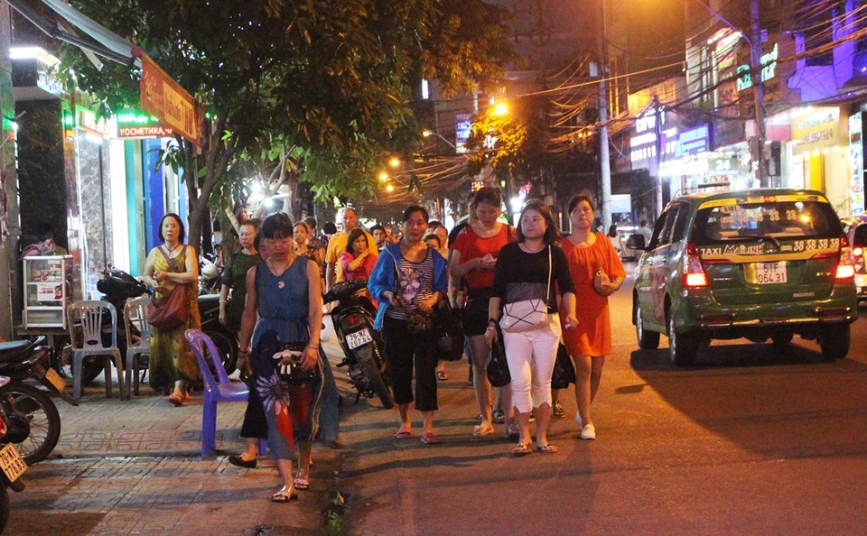 Nha Trang: Khách Trung Quốc nhộn nhịp về đêm trên "phố Tây" - 3 Một nhóm khách Trung Quốc dạo phố Nha Trang về đêm