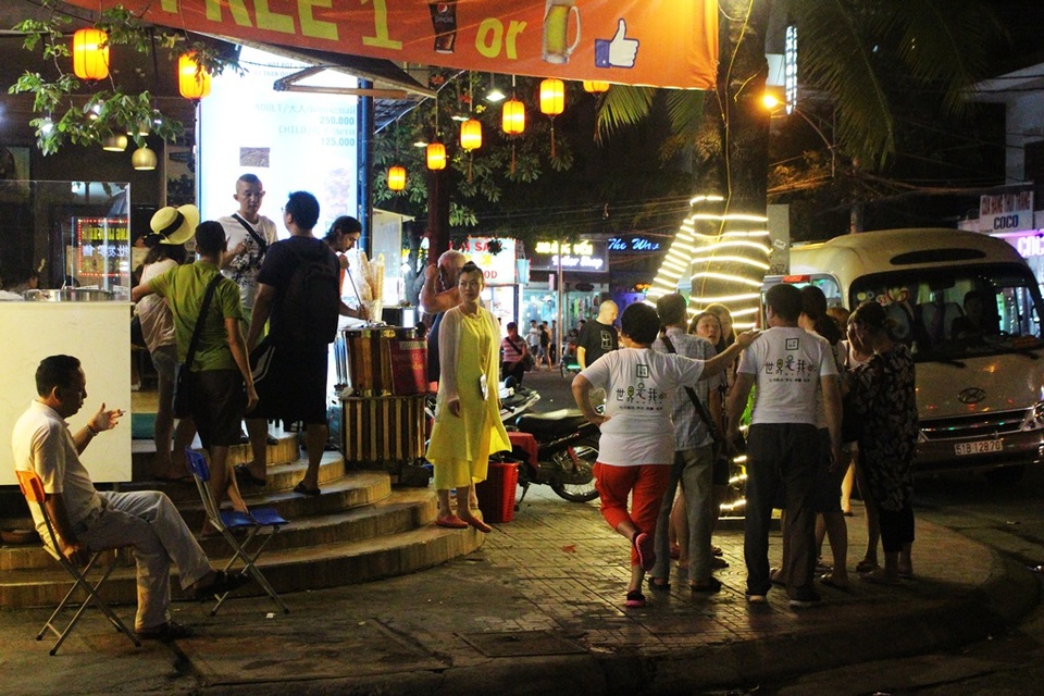 Nha Trang: Khách Trung Quốc nhộn nhịp về đêm trên "phố Tây" - 4 Các nhà hàng hải sản ở phố Tây Nha Trang thường có đông khách Trung Quốc đến ăn uống