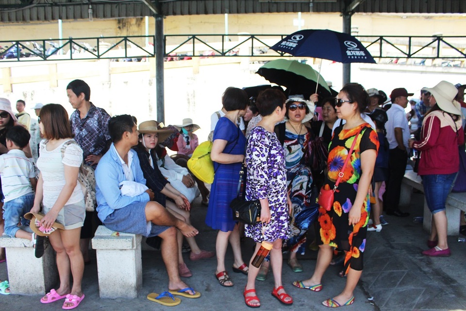Nha Trang: Khách Trung Quốc đạt hơn 280.000 lượt trong 3 tháng - 2 Du khách Trung Quốc ở bến tàu du lịch Cầu Đá, TP Nha Trang vào đầu tháng 5 năm nay - Ảnh: Viết Hảo