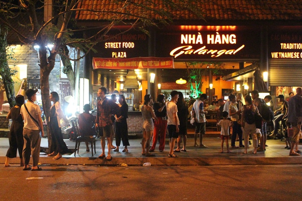 Nha Trang: Khách Trung Quốc nhộn nhịp về đêm trên "phố Tây" - 10 Phố Tây Nha Trang nhộn nhịp khách Trung Quốc về đêm