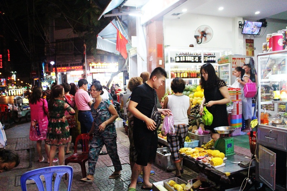 Nha Trang: Khách Trung Quốc nhộn nhịp về đêm trên "phố Tây" - 5 Khách Trung Quốc mua trái cây bán trên đường phố