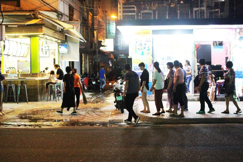 Nha Trang: Khách Trung Quốc nhộn nhịp về đêm trên "phố Tây" - 6 Nha Trang: Khách Trung Quốc nhộn nhịp về đêm trên "phố Tây" - 6