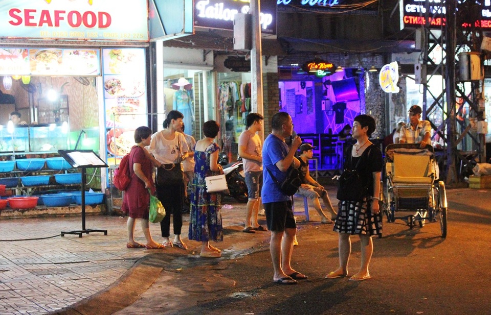 Nha Trang: Khách Trung Quốc nhộn nhịp về đêm trên "phố Tây" - 7 Du khách Trung Quốc tản bộ trên phố
