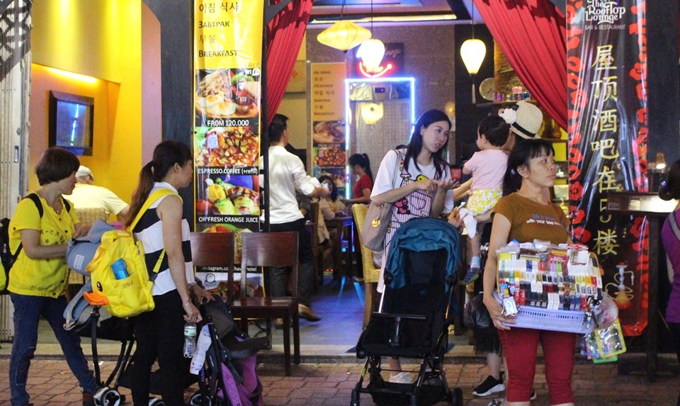 Nha Trang: Khách Trung Quốc nhộn nhịp về đêm trên "phố Tây" - 9 Một nhà hàng ẩm thực Việt đón nhiều khách Trung Quốc đến ăn uống vào buổi tối