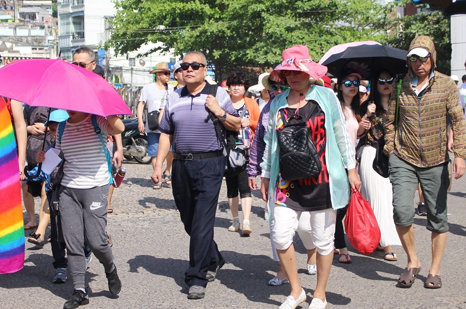 Với lượng khách Trung Quốc tăng đột biến và nảy sinh nhiều bất cập, hơn 20 doanh nghiệp lữ hành khách Trung Quốc ở Nha Trang đang dự tính thành lập Câu lạc bộ đón khách Trung Quốc