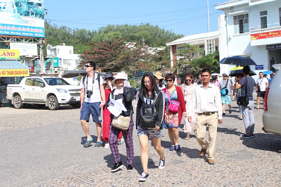 Nha Trang: Du lịch biển đảo nhộn nhịp du khách Trung Quốc - 1 Một nhóm du khách Trung Quốc đang di chuyển xuống bến tàu Cầu Đá, TP Nha Trang, sáng 9/2