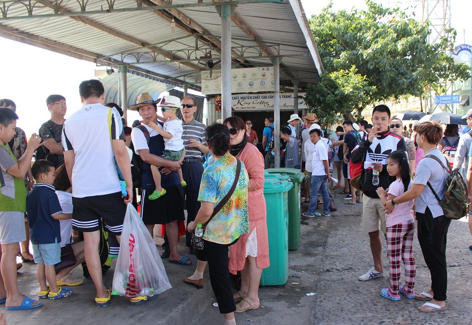 Nha Trang: Du lịch biển đảo nhộn nhịp du khách Trung Quốc - 4 Khách Trung Quốc đang đợi tàu du lịch ở nhà khách bến tàu