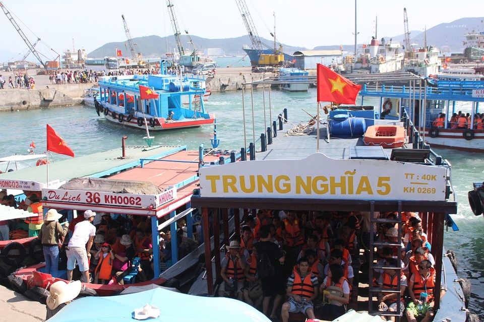 Nha Trang: Du lịch biển đảo nhộn nhịp du khách Trung Quốc - 6 Đến gần 10h trưa 9/2, các tàu du lịch vẫn rất đông khách Trung Quốc
