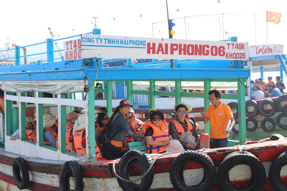 Nha Trang: Du lịch biển đảo nhộn nhịp du khách Trung Quốc - 7 Nhìn chung, nhân viên các tàu du lịch đều yêu cầu khách mặc đầy đủ áo phao trước khi xuất bến