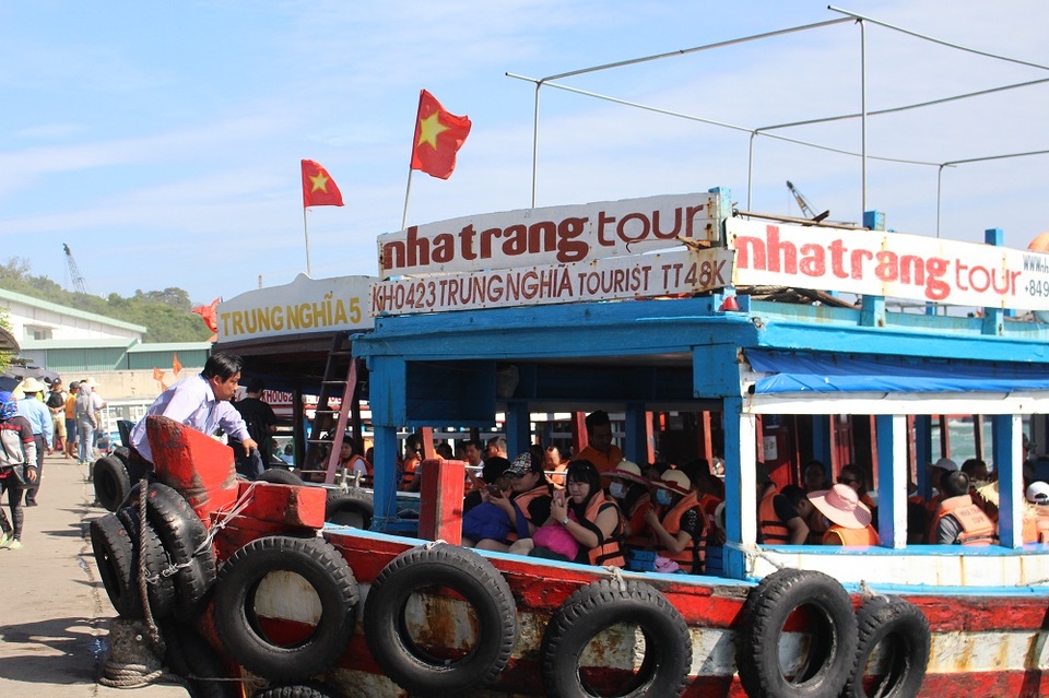Nha Trang: Du lịch biển đảo nhộn nhịp du khách Trung Quốc - 8 Hiện nay, bình quân mỗi ngày có khoảng 3.000-4.000 khách tới bến tàu du lịch Cầu Đá để tham quan Vịnh Nha Trang, trong đó đa phần khách Trung Quốc