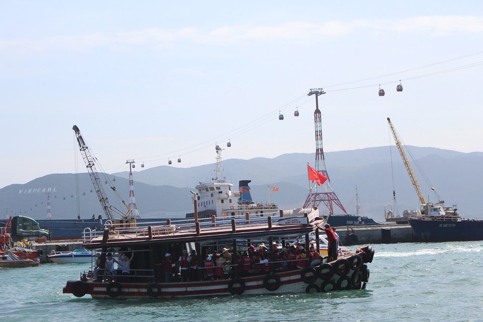 Nha Trang: Du lịch biển đảo nhộn nhịp du khách Trung Quốc - 9 Một tàu du lịch di chuyển, đưa du khách đi khám phá biển đảo