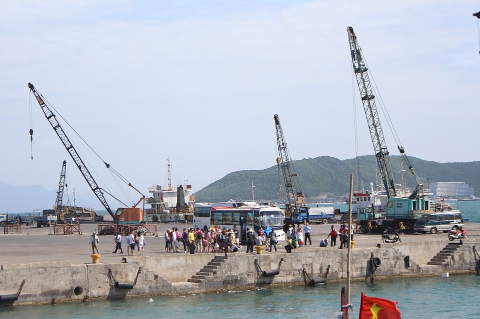 Nha Trang: Du lịch biển đảo nhộn nhịp du khách Trung Quốc - 10 Bên cạnh đó, một lượng lớn du khách lên tàu du lịch tham quan Vịnh Nha Trang từ Cảng Nha Trang