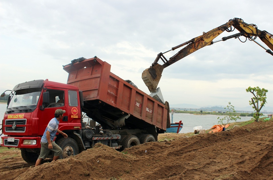 Đổ 15.000 m3 đá gia cố khu sửa chữa tàu thuyền bị “xóa sổ” - 1 15.000m3 đá được đưa đến khu vực sạt lở để gia cố “cứu” miếu làng và các công trình bên trong