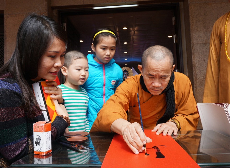 Dòng người đội nắng xin chữ khai bút đầu xuân - 2 Sau nghi lễ niệm hương, các đại đức, tăng ni cho chữ các phật tử và người dân.
