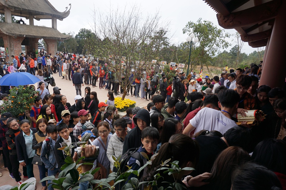 Dòng người đội nắng xin chữ khai bút đầu xuân - 7 Người dân xếp hàng chờ đến lượt xin chữ.