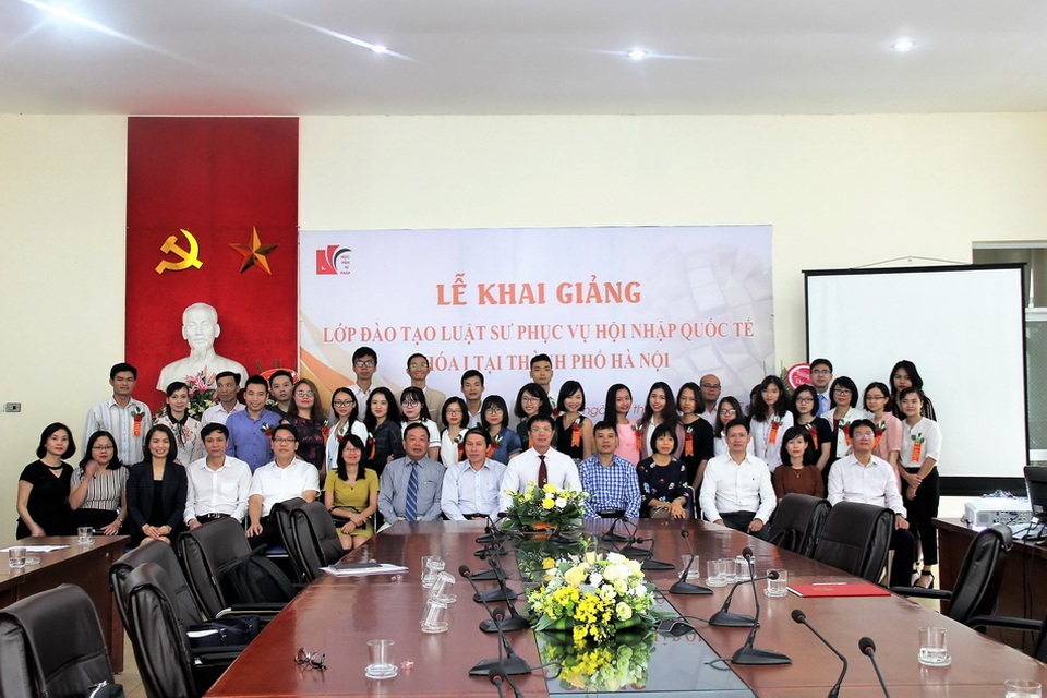Học viện Tư pháp đào tạo đội ngũ luật sư đáp ứng yêu cầu hội nhập quốc tế - 1 Lãnh đạo Bộ Tư pháp, Học viện Tư pháp chụp ảnh kỷ niệm tại buổi lễ khai giảng lớp đào tạo luật sư phục vụ hội nhập quốc tế.