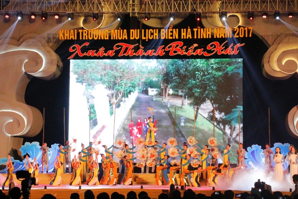 Nhiều tiềm năng, lợi thế phát triển du lịch biển - 1 Nhiều tiềm năng, lợi thế phát triển du lịch biển - 1