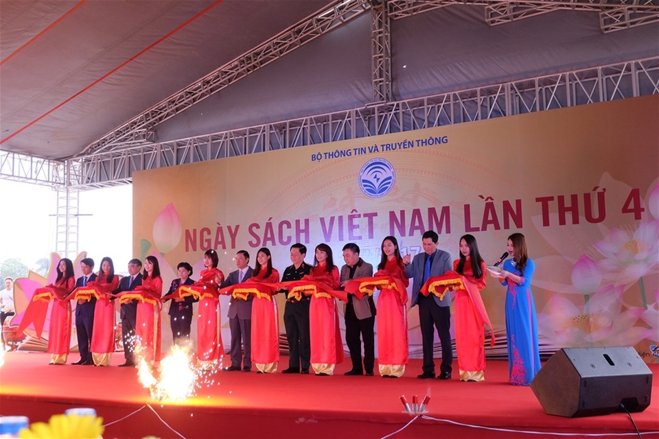 Sách cũ, sách giá rẻ hút độc giá nhí tại Ngày Sách Việt Nam lần thứ 4 - 1 BTC làm lễ cắt băng khai mạc Ngày Sách Việt Nam lần thứ 4. Ảnh: HM.