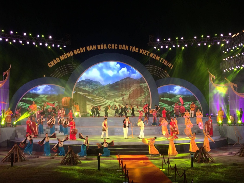 Chương trình nghệ thuật với nhiều sắc màu văn hoá đã làm cho lễ khai mạc Ngày Văn hoá các dân tộc Việt Nam 2017 thêm bội phần lung linh. Ảnh: Duy Văn.