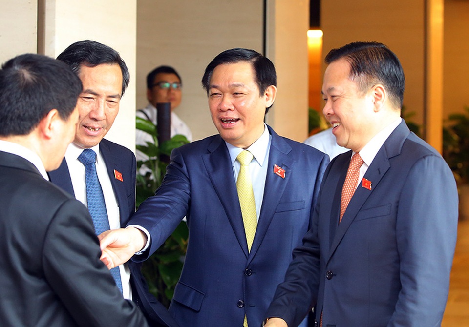 Tín dụng tăng nhanh, cảnh báo nguy cơ “bong bóng bất động sản” - 2 Phó Thủ tướng Vương Đình Huệ gặp gỡ, trao đổi với các đại biểu Quốc hội bên hành lang Quốc hội phiên khai mạc (ảnh: Việt Hưng)