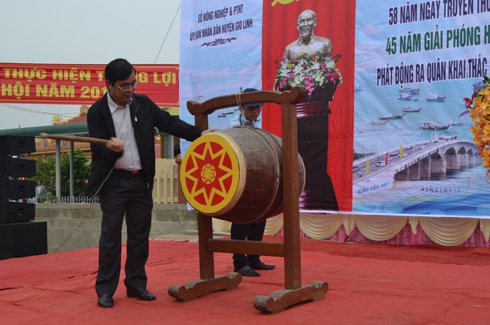 Ông Nguyễn Đức Chính, Chủ tịch UBND tỉnh Quảng Trị đánh trống kêu gọi ngư dân ra quân khai thác hải sản vụ cá Nam