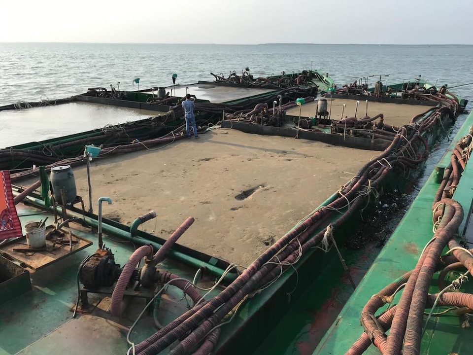 Những xà lan bị bắt giữ