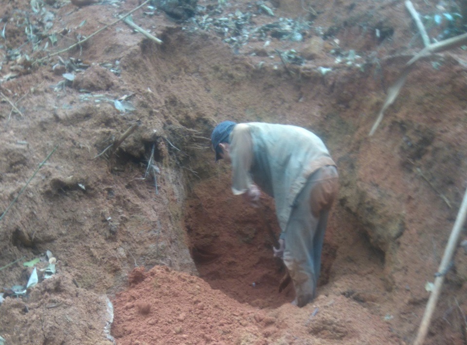 "Xới tung" rừng để tìm đá quý - 4 Những người vào rừng đi khai thác đá xanh