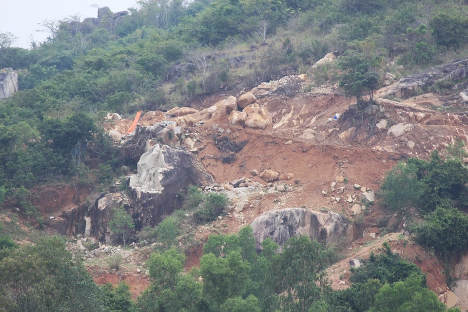 Băm nát đồi núi, khai thác đá trái phép giữa lòng Nha Trang - 1
nhiều quả đồi nham nhở, không còn nguyên vẹn ở Vũng Đình.