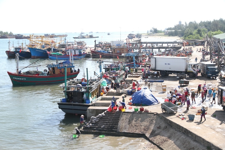 Ngư dân yên tâm vươn khơi sau công bố biển an toàn - 1 Cảng cá Cửa Việt, huyện Gio Linh nhộn nhịp trở lại