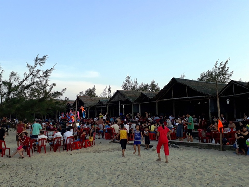 Ngư dân yên tâm vươn khơi sau công bố biển an toàn - 4 Các nhà hàng kinh doanh hải sản cũng trở nên đông đúc