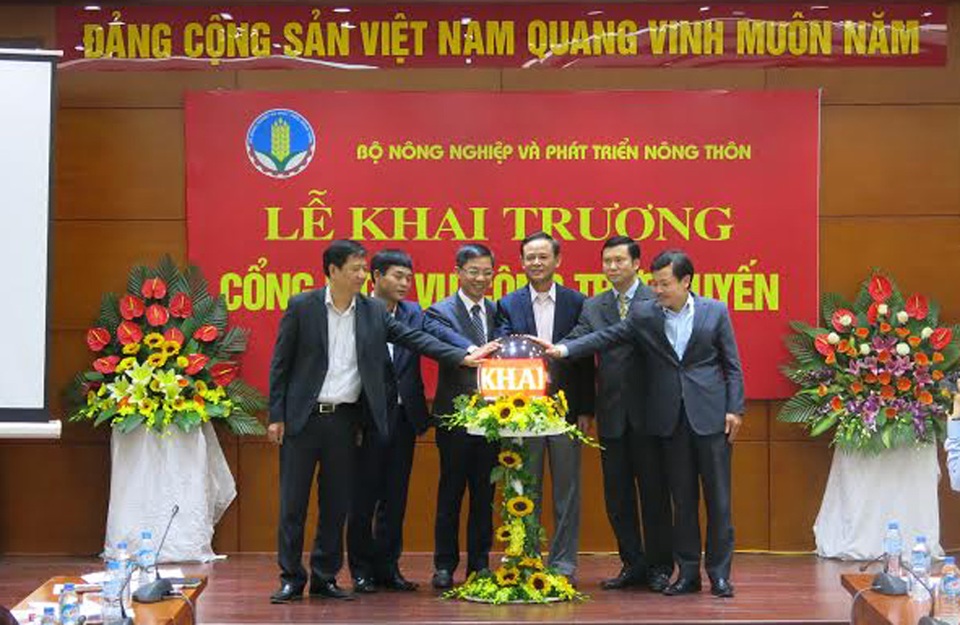 Ngành Nông nghiệp khởi động cổng dịch vụ công trực tuyến - 1 Thứ trưởng Hà Công Tuấn (thứ 3 từ phải qua) cùng các đại biểu nhấn nút khai trương Cổng dịch vụ công trực tuyến.