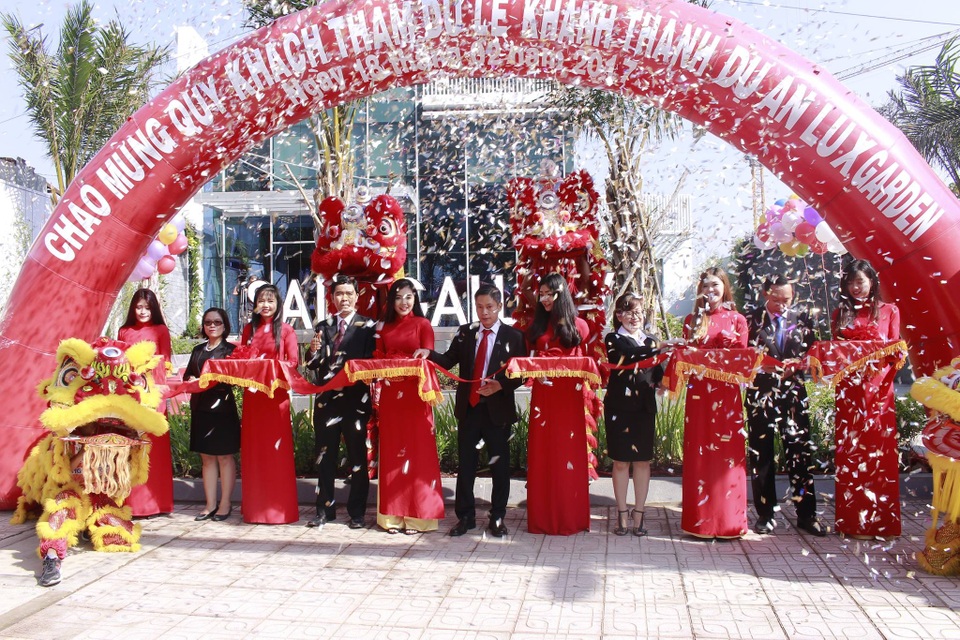 TPHCM: Bất động sản khu Nam phát triển mạnh theo hạ tầng - 1 Ban lãnh đạo Tập đoàn Đất Xanh cắt băng khánh thành nhà mẫu Luxgarden