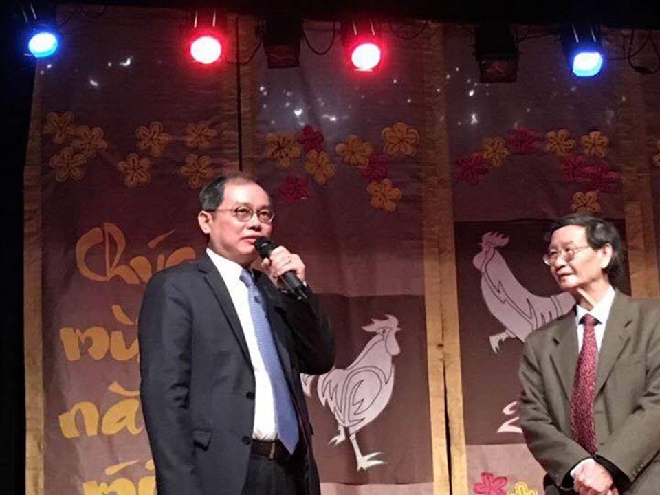 Nghệ sĩ Việt mang sắc xuân Việt Nam đến với kiều bào Pháp - 14 Đại sứ Việt Nam tại Pháp khai xuân tại Lyon và chương trình chào xuân 2017 của các nghệ sĩ sang phục vụ bà con tại Lyon.