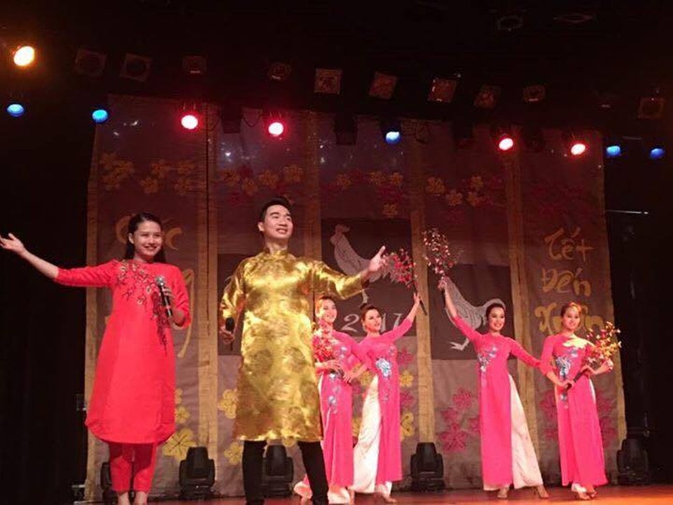 Nghệ sĩ Việt mang sắc xuân Việt Nam đến với kiều bào Pháp - 15 Nghệ sĩ Việt mang sắc xuân Việt Nam đến với kiều bào Pháp - 15